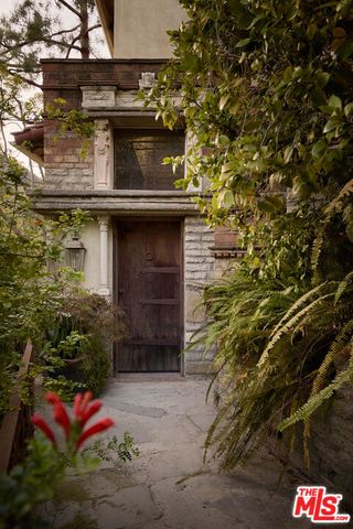 1372 Benedict Canyon Drive, Los Angeles, CA 90210