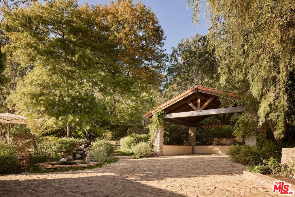 1372 Benedict Canyon Drive, Los Angeles, CA 90210 — photo 3