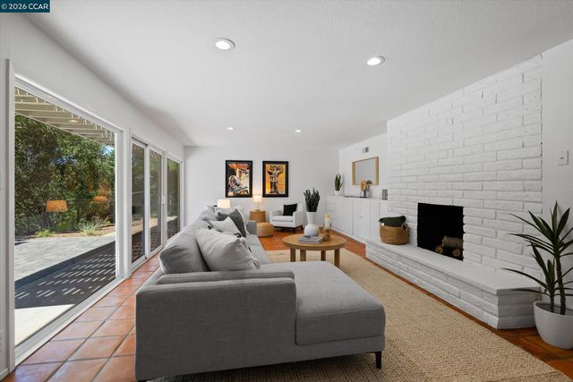8 Westwood Court, Orinda, CA 94563