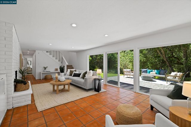 8 Westwood Court, Orinda, CA 94563