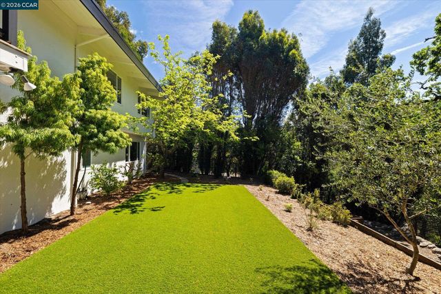 8 Westwood Court, Orinda, CA 94563