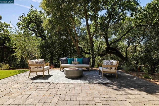 8 Westwood Court, Orinda, CA 94563