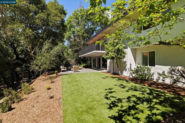 8 Westwood Court, Orinda, CA 94563