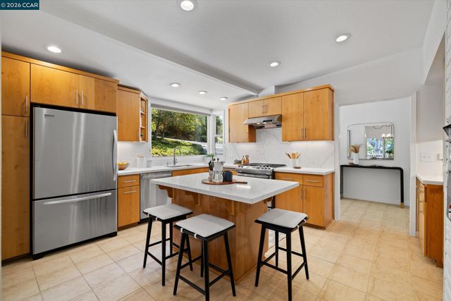 8 Westwood Court, Orinda, CA 94563
