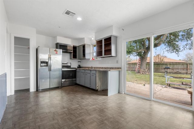 8611 Amblewood Drive, Houston, TX 77099