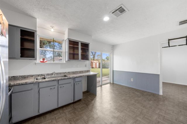 8611 Amblewood Drive, Houston, TX 77099