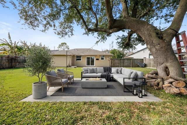 8611 Amblewood Drive, Houston, TX 77099