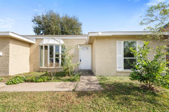 8611 Amblewood Drive, Houston, TX 77099