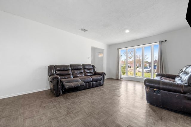 8611 Amblewood Drive, Houston, TX 77099