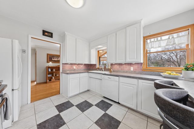 6466 Stillwater Boulevard N, Oakdale, MN 55128