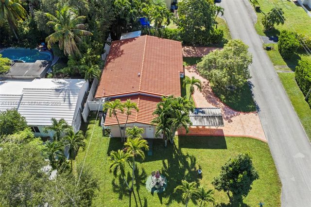 700 NE 118th St, Biscayne Park, FL 33161