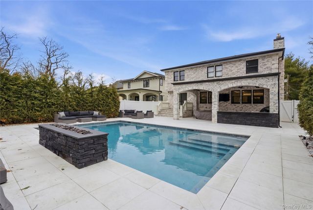 17 Garfield Place, Roslyn Heights, NY 11577
