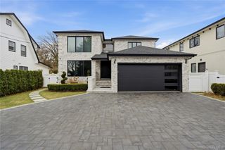 17 Garfield Place, Roslyn Heights, NY 11577