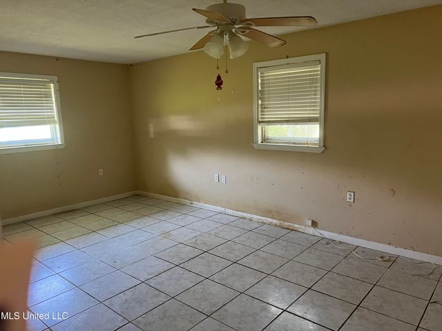 1910 Meadowbrook Street, Pascagoula, MS 39567