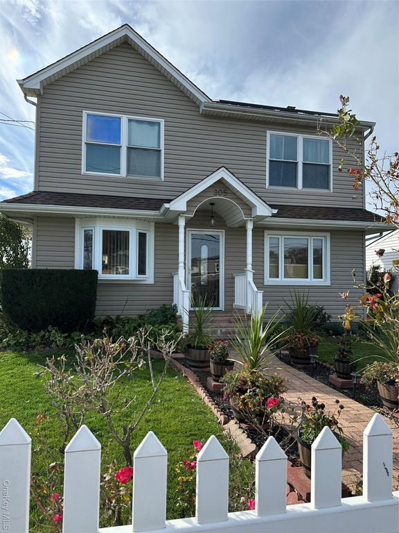 305 S Strong Avenue, Copiague, NY 11726