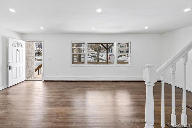 15 Gardiners Road, Sound Beach, NY 11789