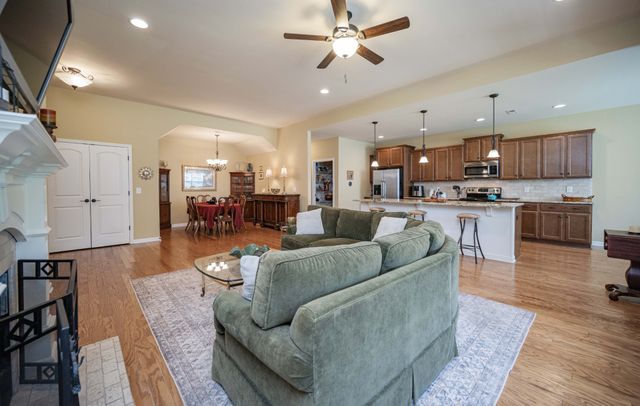2135 Stonecenter Ln, Murfreesboro, TN 37128