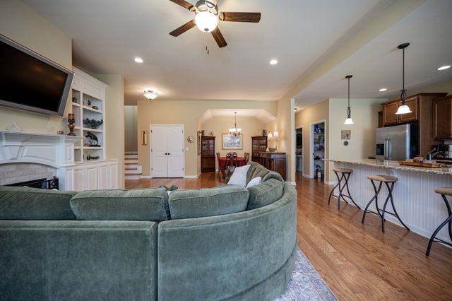 2135 Stonecenter Ln, Murfreesboro, TN 37128