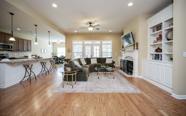 2135 Stonecenter Ln, Murfreesboro, TN 37128