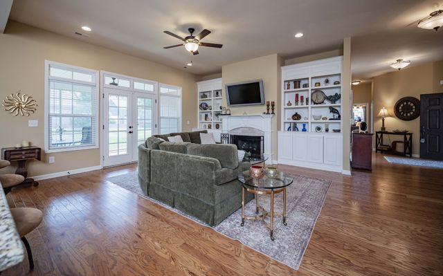 2135 Stonecenter Ln, Murfreesboro, TN 37128