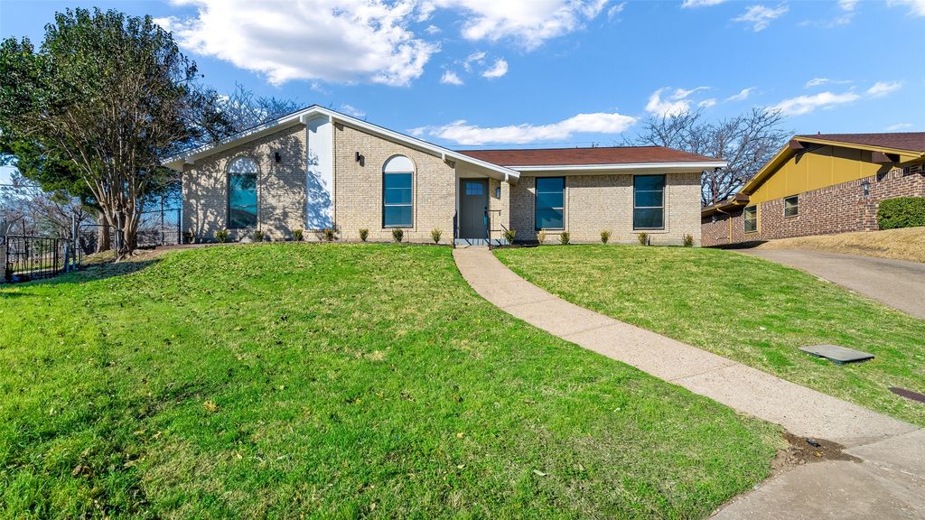 5945 Fox Hill Lane, Dallas, TX 75232