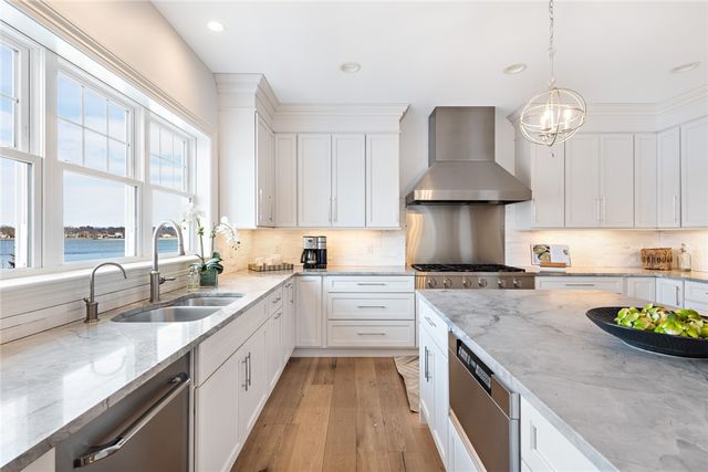1040 Buttonwoods Avenue, Warwick, RI 02886