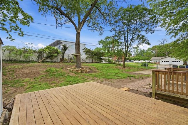 2902 W 7th Street, Lawrence, KS 66049