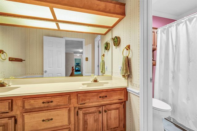 212 Live Oak Lane, Lake Jackson, TX 77566