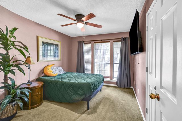 212 Live Oak Lane, Lake Jackson, TX 77566