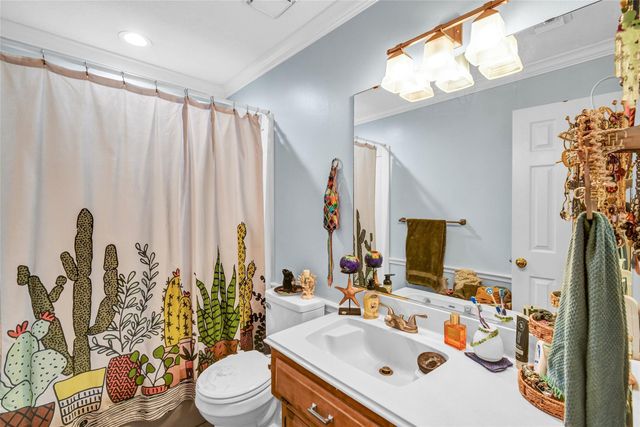 212 Live Oak Lane, Lake Jackson, TX 77566