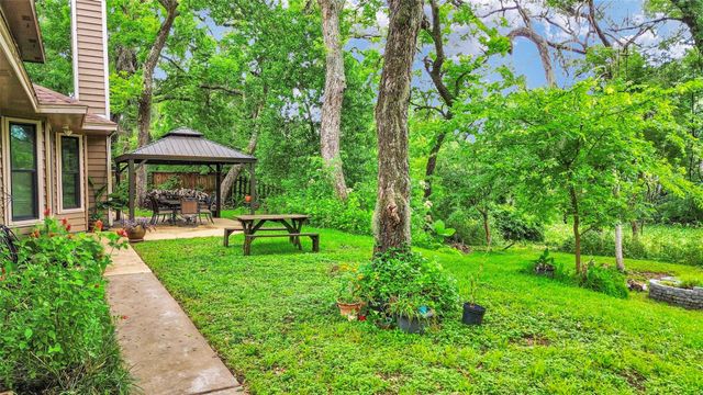 212 Live Oak Lane, Lake Jackson, TX 77566