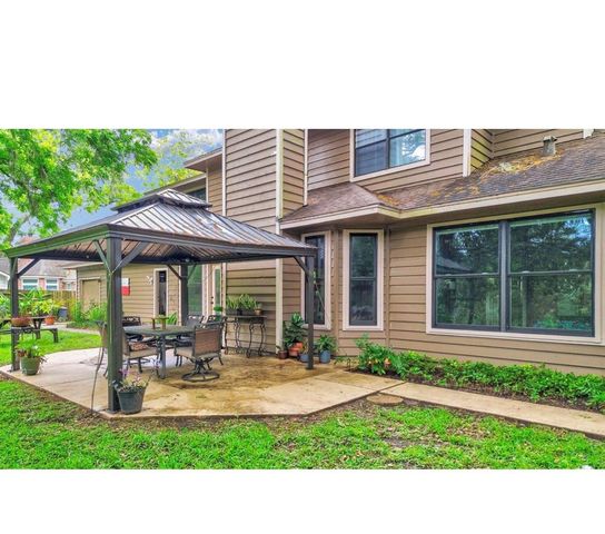 212 Live Oak Lane, Lake Jackson, TX 77566