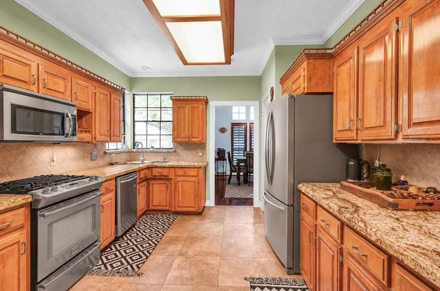 212 Live Oak Lane, Lake Jackson, TX 77566