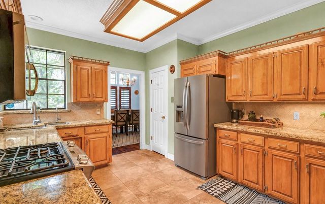 212 Live Oak Lane, Lake Jackson, TX 77566