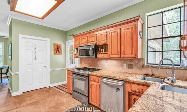 212 Live Oak Lane, Lake Jackson, TX 77566