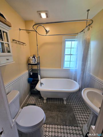 599 Vauxhall St Extension, Waterford, CT 06385