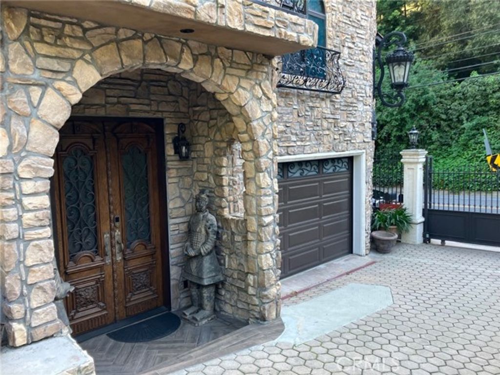 1556 N Beverly Glen, Los Angeles, CA 90077