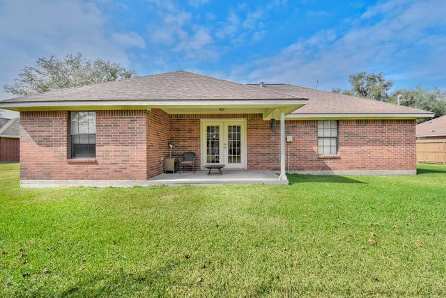 1144 Thomas Drive, Angleton, TX 77515