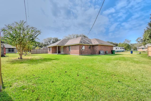 1144 Thomas Drive, Angleton, TX 77515