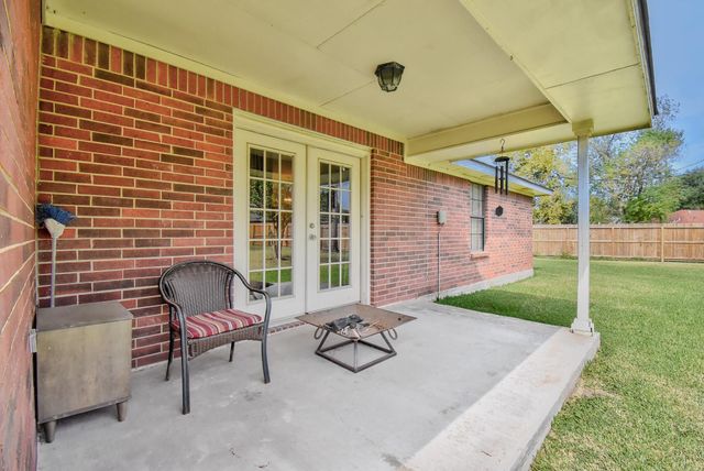 1144 Thomas Drive, Angleton, TX 77515