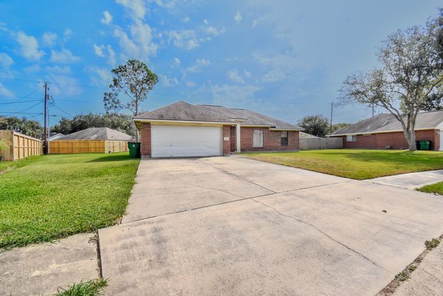 1144 Thomas Drive, Angleton, TX 77515