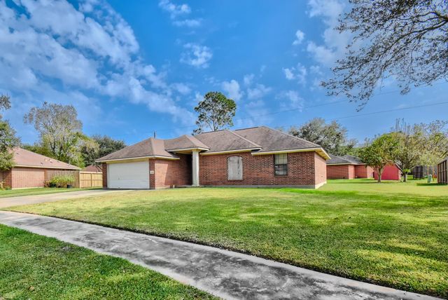 1144 Thomas Drive, Angleton, TX 77515