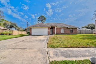 1144 Thomas Drive, Angleton, TX 77515