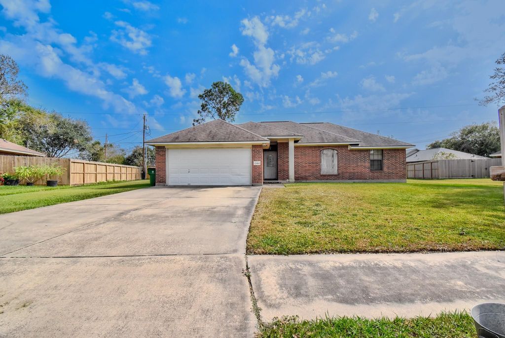 1144 Thomas Drive, Angleton, TX 77515