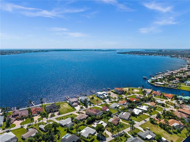 1020 Dolphin DR, Cape Coral, FL 33904