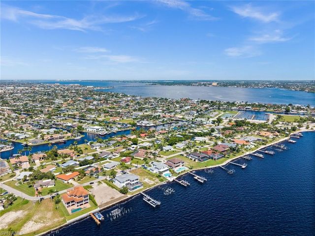 1020 Dolphin DR, Cape Coral, FL 33904