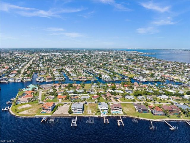 1020 Dolphin DR, Cape Coral, FL 33904