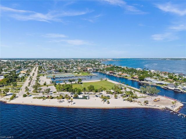 1020 Dolphin DR, Cape Coral, FL 33904