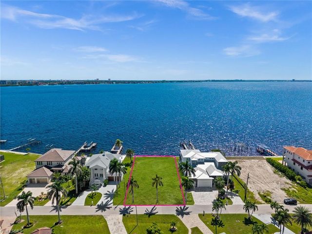 1020 Dolphin DR, Cape Coral, FL 33904