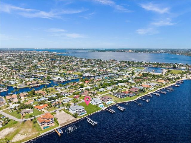 1020 Dolphin DR, Cape Coral, FL 33904